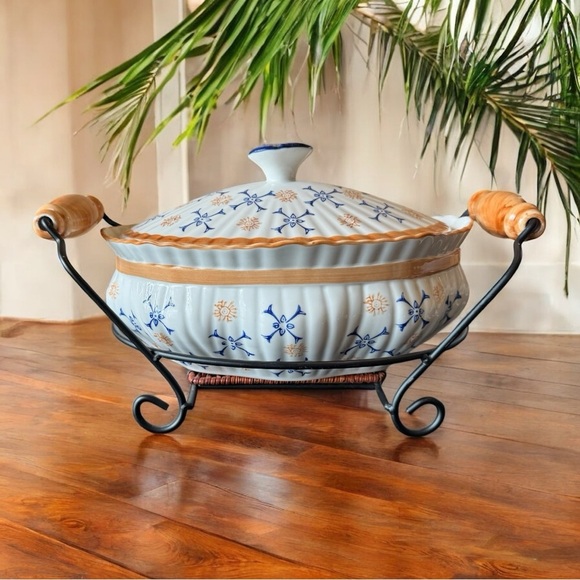 Temp-tations Presentable Ovenware Covered Casserole Dish with Stand - Picture 3 of 13